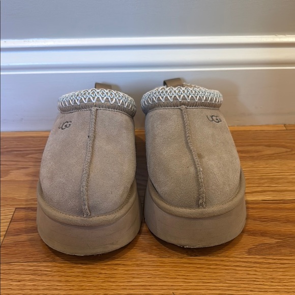 WOMENS size 5 UGG Tazz slippers in beige - Picture 2 of 5